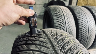 Зимние шины б/у Michelin Pilot Alpin 5 245 /40 R 19 — фото 4